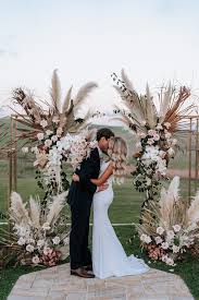 Style pampas grass along the walking aisle send a unique and personal feel to your wedding. How To Include Pampas Grass In Your Wedding Decor Modern Wedding