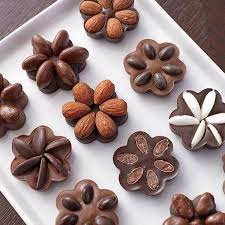 Idea Facil Y Rica Chocolate Con Almendras En Forma De Flor Dulces De Chocolate Bombones De Chocolate Chocolate