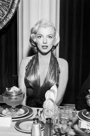 Best madison monroe dinner from 17 best images about period plates on pinterest. Marilyn Monroe In 17 Of Her Most Beautiful Evening Looks Vogue Paris