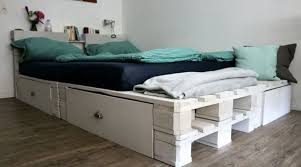 Diy Projekte Com Palettenbett Bett Selber Bauen Anleitung Mobel Aus Paletten