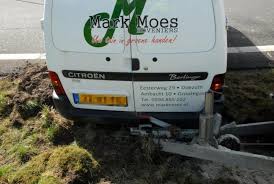 Aanhanger met zand geschaard op afrit Leek