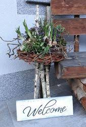 Flowers Decoration On The Doorstep Ideas Blumen Deko Vor Der Haustur Ideen Flowers Blumen Floraldeco In 2020 Flower Decorations Flowers Flower Arrangements