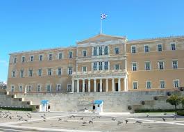 Μέχρι το 1843 ονομαζόταν πλατεία ανακτόρων, καθώς στη θέση της σημερινής βουλής. Syntagma Apoxwrhsan Oi Prosfyges Apo Thn Plateia Karfitsa Gr