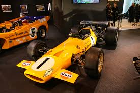 La course de formule 1 est une course automobile européenne qui a débuté dans les années 1920. Photos Au Salon Retromobile 2018 Stand Richard Mille Exposition Mclaren