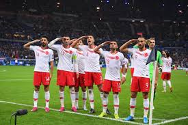 Avec trois turcs sacrés champions de france, les coéquipiers de burak yilmaz nourrissaient de grandes ambitions à l'euro 2021. France Turquie Pourquoi Le Salut Militaire Turc N A Pas Ete Montre Par M6 L Equipe
