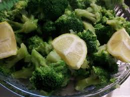 Una semplicissima crema di zucca con l'aggiunta di qualche patata per renderla più vellutata e cremosa, impreziosita da cimette di broccoletti saltata in padella, un piatto vegetariano gustosissimo e assolutamente salutare. Broccoli Lessi