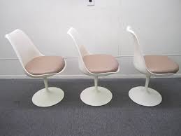 I bought a saarinen tulip table and fell immediately in love. Six Vintage Knoll Saarinen White Tulip Swivel Dining Chairs Mid Century Modern At 1stdibs