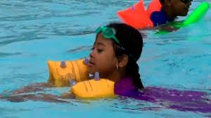 Pelampung renang ini dilengkapi dengan kanopi yang bermanfaat untuk melindungi anak dari matahari. Belajar Renang Untuk Anak Learn Swimming For Kids Youtube