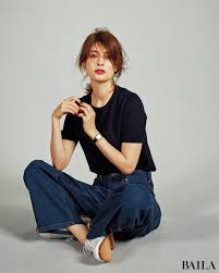 ヘアアレンジ リップ でただのtシャツ デニムコーデをガツンとおしゃれ化する方法 baila 夏 ファッション ママ 夏 ファッション 女性モデルポーズ
