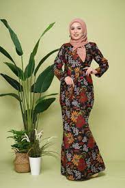 Outside of southeast asia, it is worn by javanese, malays and portuguese eurasians in australian cocos islands and christmas island, coastal india and sri lanka, macau as well as south africa.the complete outfit is known as sarong kebaya. Kebaya Batik Jawa Bakal Viral Mek Suraya Collections Facebook
