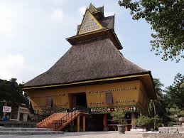 Berikut adalah makna lengkap dari rumah kamu yang dibuat suku batak tersebut. Rumah Adat Batak Karo Artha Prana Flickr