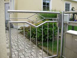 Modernes gartentor aus einer feuerverzinkten rahmenkonstruktion, das durch eine geschlossene lochblechkassettenfüllung in edelstahl besticht. Hoftor Und Gartentor