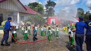 Tugas itu diberikan kepada anak tk untuk memberi kesempatan kepada mereka untuk menyelesaikan tugas yang didasarkan pada petunjuk langsung dari guru yang sudah dipersiapkan sehingga anak. Satria Biru Perkenalkan Tugas Pemadam Kebakaran Ke Anak Tk Bangka Pos