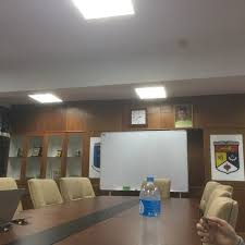 Menutup semua lampu bilik mesyuarat, pantry, bilik fail, stor, peralatan elektrik dan elektronik, suis punca kuasa dan sebagainya yang tidak digunakan; Bilik Mesyuarat Keris Perdana Kolej Keris Mas Ukm