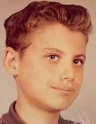 Hi there can anyone work their magic and put my sons background 'autism'  back ground please thank you 🧩 🌈