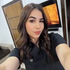 Evelyn Davey's Instagram, Twitter & Facebook