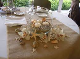 Per un'atmosfera ancora più romantica il sentiero che accompagna gli sposi all'altare può essere segnato da petali di rosa , e se vi sposerete al tramonto, basteranno delle lanterne per rendere il tutto molto suggestivo. Mise En Place Tema Mare Paolella Catering Foto 1