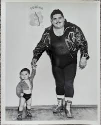 Aquí tenemos al corpulento y simpático gladiador Tonina Jackson posando con  su hijo pequeño.