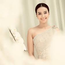 น ำฝน พ ชร นทร ในพ ธ หม น สวมช ดไทยประย กต สง างามด วยผ าไหม กว า 4 แสนบาท ช ดแต งงาน
