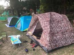 Tempat kami ini boleh memuatkan sehingga 100 orang pengunjung tanpa bermalam ataupun sehingga 60 orang pengunjung untuk pakej bermalam. 12 Hari Kembara Family Camping Di 10 Lokasi Berbeza Di Malaysia Selatan Thailand Libur