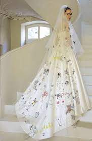 Insgesamt haben sie zusammen mit brad pitt sechs kinder. Angelina Jolie Kinder Und Familienleben Machen Sie Glucklich Angelina Jolie Wedding Dress Angelina Jolie Wedding Versace Wedding Dress
