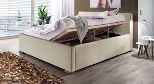 Hohes Polsterbett In Beige Mit Bettkasten Lattenrost Sesimbra Polsterbetten mit einem bettkasten bieten nützlichen stauraum für kleinigkeiten, bettwäsche oder kleidung. bett sesimbra