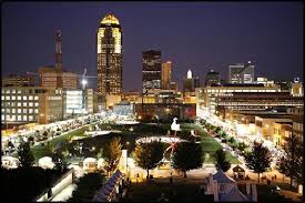 Night Time In Downtown Des Moines Places Des Moines Iowa Iowa