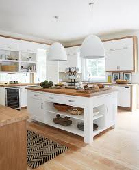 A L Interieur Du Chalet Familial Aere Et Moderniste De La Designer Montana Burnett Kitchen Design Small Sleek Kitchen Interior Design Kitchen