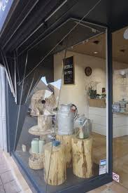 Qui Lait Cru Identite D Une Fromagerie Fromagerie Deco Vitrine Magasin Deco