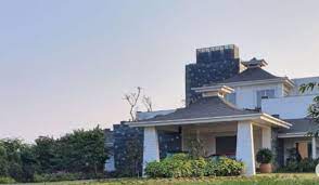 Dhoni along with his parents pan singh dhoni and devaki devi, wife sakshi dhoni and daughter address: Inside Ms Dhoni S Sprawling Farmhouse In Ranchi Housing News