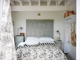Obwohl der shabby chic einrichtungsstil in der regel keine dunkle farben mag, kann man ausnahmsweise einige dunkle töne in ein shabby schlafzimmer einfügen. Charmante Wohnideen Furs Schlafzimmer Im Romantischen Vintage Look