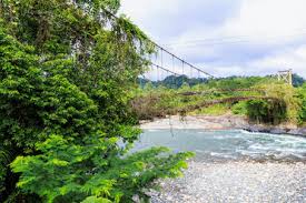 Madre de dios (provinz), eine provinz in. Peru Amazon Basin Pilcopata Ramshackle Bridge Above Rio Madre De Dios Stockphoto