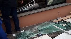 Banca popolare milano (bancomat) (distanza: Rapina In Banca A Buccinasco Ladri Sfondano La Vetrata Con Un Auto E Fuggono Col Bancomat