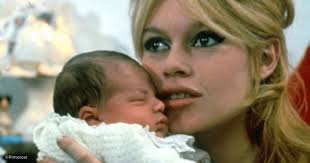 La barrière de la langue n'arrange pas les choses. Les Confidences De Brigitte Bardot A Propos De Son Enfant Unique