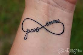 75 armband tattoo designs, including tribals, feminine and celtic armband tattoos + many more variations. 52 Tolle Ideen Und Bilder Zum Thema Tattoo Schriften Handgelenk