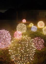 Weihnachtsdeko Ideen Mit Lichterketten Bunte Leuchtende Kugeln Fur Den Garten Chri Hanging Christmas Lights Christmas Lights Decorating With Christmas Lights