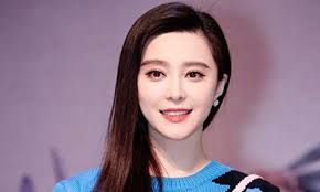 Mới bắt đầu trở lại, Phạm Băng Băng đã lại làm trò để gây chú ý khi ra đường