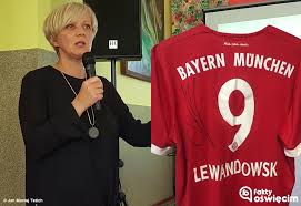 His current girlfriend or wife, his salary and his tattoos. Wosp Wylicytuj Koszulke Roberta Lewandowskiego Foto Fakty Oswiecim