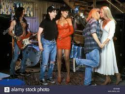 Wayne's world is a 1992 american comedy film directed by penelope spheeris, produced by lorne michaels and written by mike myers alongside bonnie and terry turner. Mike Myers Tia Carrere Dana Carvey Donna Dixon Wayne S World 1992 Stockfotografie Alamy