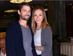 Το story στο instagram και η κωνσταντίνα, η γυναίκα που του «έκλεψε» την καρδιά (βίντεο) H Aparadekth Kinhsh Ths Roylas Rebh Xrhsimopoihse To Troxaio Toy Kalfagiannh Gia Diafhmish Kuskusaki Eu