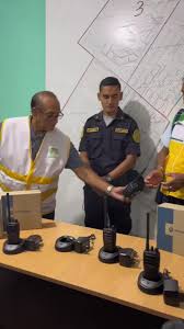 ENTREGA DE LOS 4 PRIMEROS RADIOS PARA LA PNP CASA GRANDE. 👮‍♀️🙌🏻  #pnpperu #johnvargas #arturofernandez