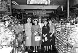Florida Memory Ladies At The Flower Show In The Jitney Jungle Grocery Store Tallahassee Florida Flower Show Tallahassee Backyard Birds