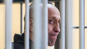 Суд приговорил к девяти годам и восьми месяцам колонии бывшего милиционера, «ангарского маньяка» михаила попкова, который ранее получил два пожизненных срока за 81 убийство. Angarskij Manyak Mihail Popkov Poluchil Vtoroj Pozhiznennyj Srok Za Ubijstvo Desyatkov Zhenshin Bbc News Russkaya Sluzhba
