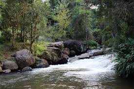 Cachoeira do Retiro em Gonçalves, poço e lajeado