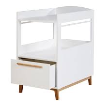Avec ses multiples compartiments et ses poches, vous aurez à portée de main tout ce dont vous avez besoin pour conçue en bois, cette table facilitera grandement le nettoyage et l'habillage de votre enfant durant ses premiers mois. Table A Langer 1 Etagere 1 Tiroir Blanche Sweet Maisons Du Monde
