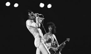 Freddie mercury the lead singer of queen and solo artist, who majored in stardom while giving new meaning to the word. Biografi Freddie Mercury Vokalis Queen Yang Melegenda Okezone Celebrity