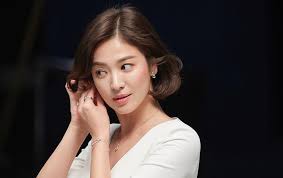 She gained international popularity through her leading roles in television dramas autumn in my heart (2000). Internet Users Remind Song Hye Kyo Of The Threat Of Song Joong Ki