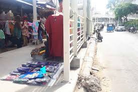 Sebagaimana tertulis pada pasal 106 ayat dua (2), setiap pengendara kendaraan bermotor di jalan itu wajib mengutamakan keselamatan pejalan kaki dan. Cegah Pejalan Kaki Menyeberang Sembarangan Jalan Jatibaru Akan Dibatasi Pagar