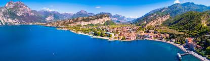 Ich könnte da jetzt ganz weit ausholen und wäre heute abend noch nicht mit schreiben fertig. Gardasee Reisetipps Informationen Berge Meer
