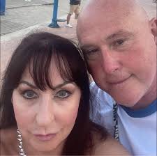 Does anyone have the details for the ice cream man that comes round  Larkfield?🍦 My daughter keeps asking for an ice cream and I keep promising  her one but he hasn't been